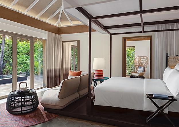 Imagen principal - Villa con piscina familiar, cena especial romántica y Café Umi, en InterContinental Maldivas.