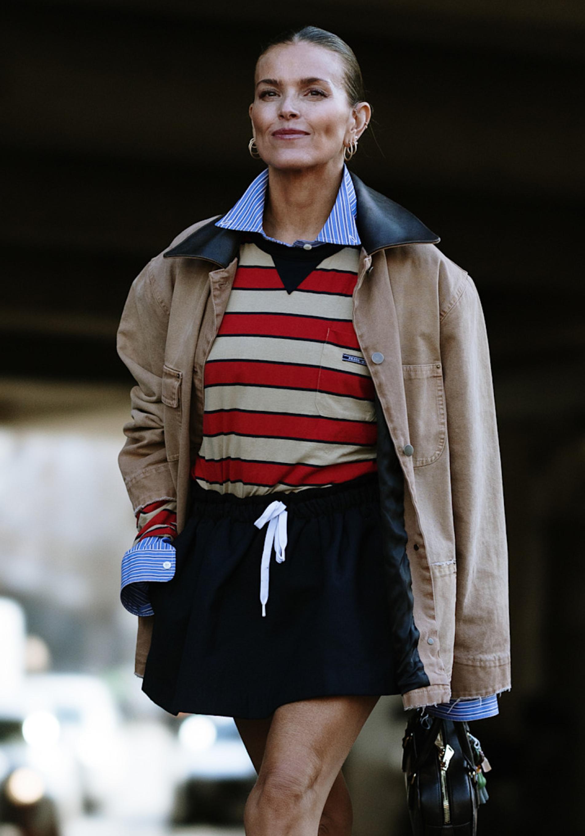 Mujer con jersey de punto fino