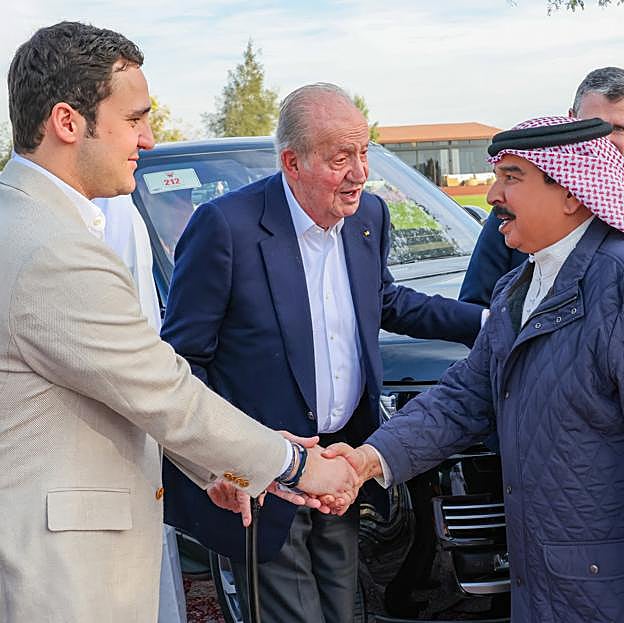 Quién es quién en la poderosa familia real de Abu Dabi, nuevos dueños de Cortefiel y anfitriones del rey Juan Carlos
