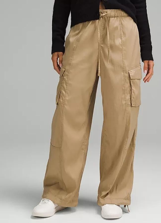Imagen - Pantalón cargo en color beis de Lululemon.