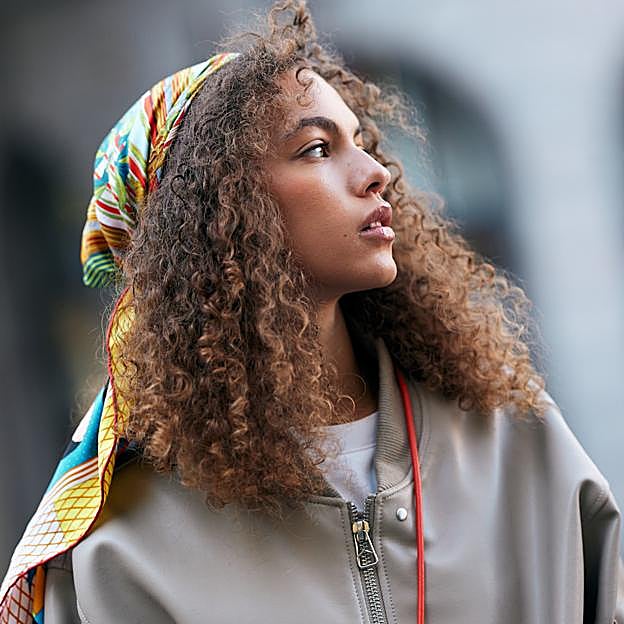 Mousses para pelo rizado hidratantes que definen, aguantan el rizo y no quedan crujientes