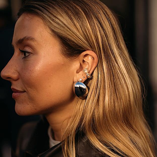 Pendientes en plata: las joyas atemporales que arrasan en París