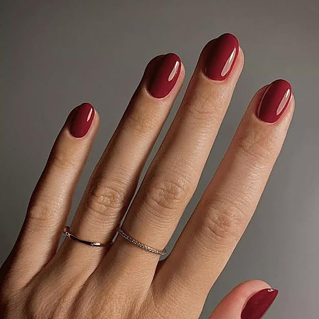 Uñas almendradas cortas en rojo cereza tendencia