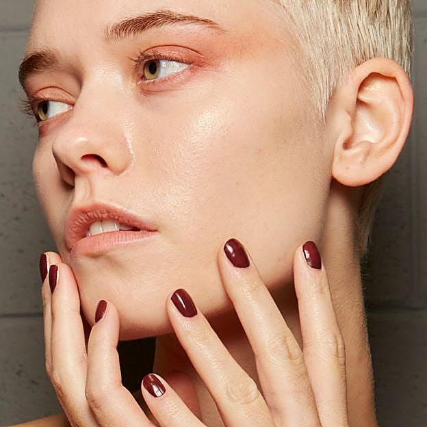 Las tendencias en uñas almendradas cortas para 2025