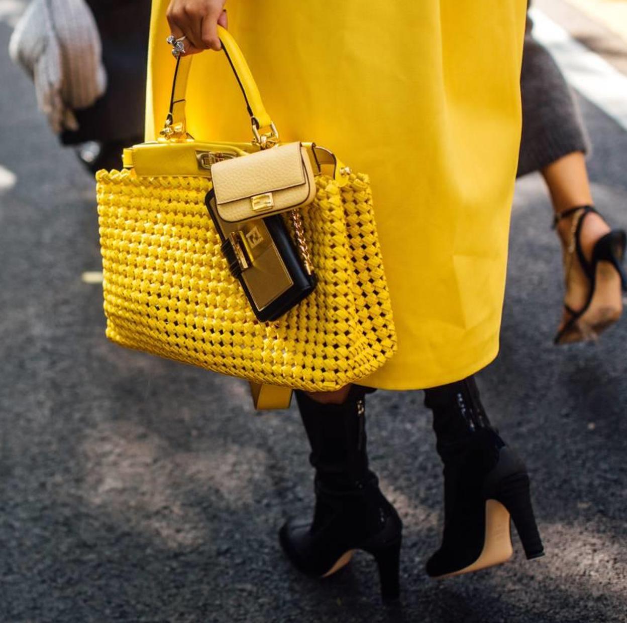 Looks de street style con bolso amarillo.