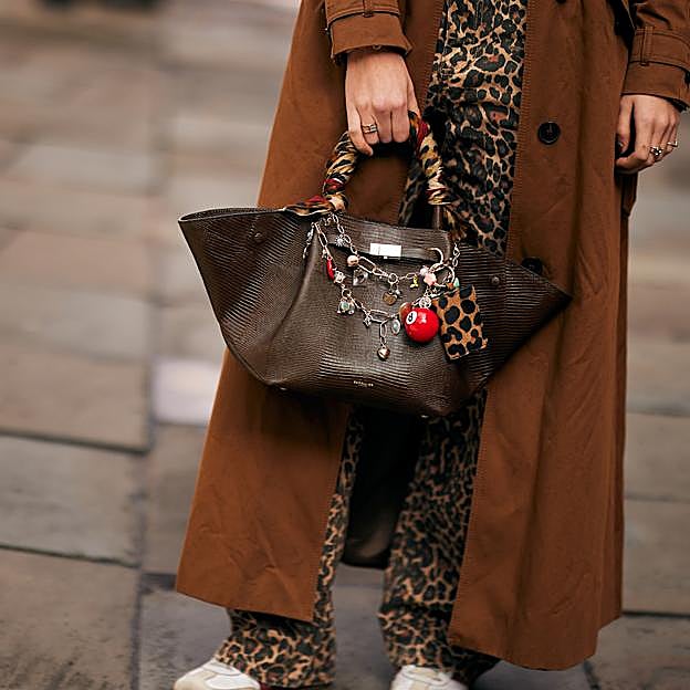 Las expertas en moda están obsesionadas con este bolso elegantísimo con sello español 