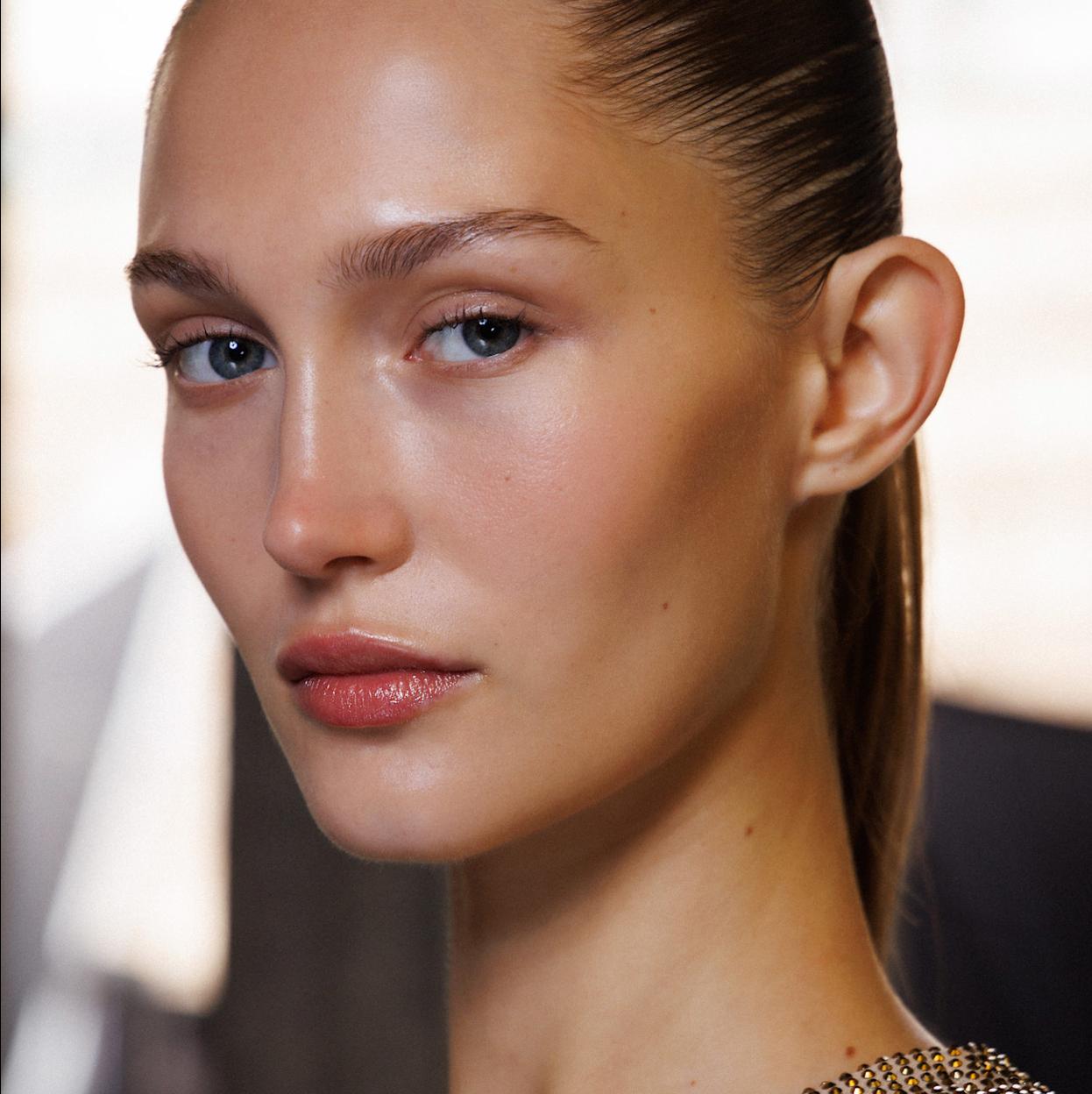 Maquillaje natural con puntos de luz