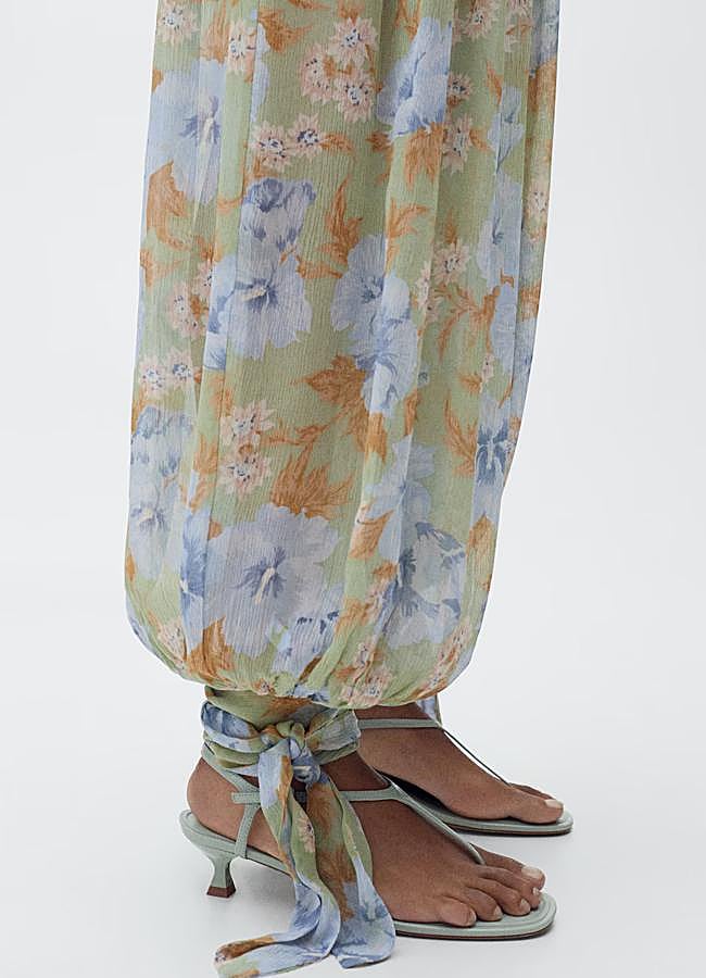 Imagen - Detalle de lazada en los pantalones balloon de Mango.