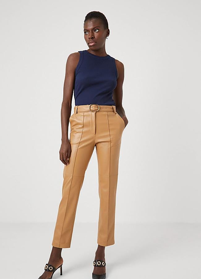 Imagen - Pantalón marrón camel con cinturón en efecto piel