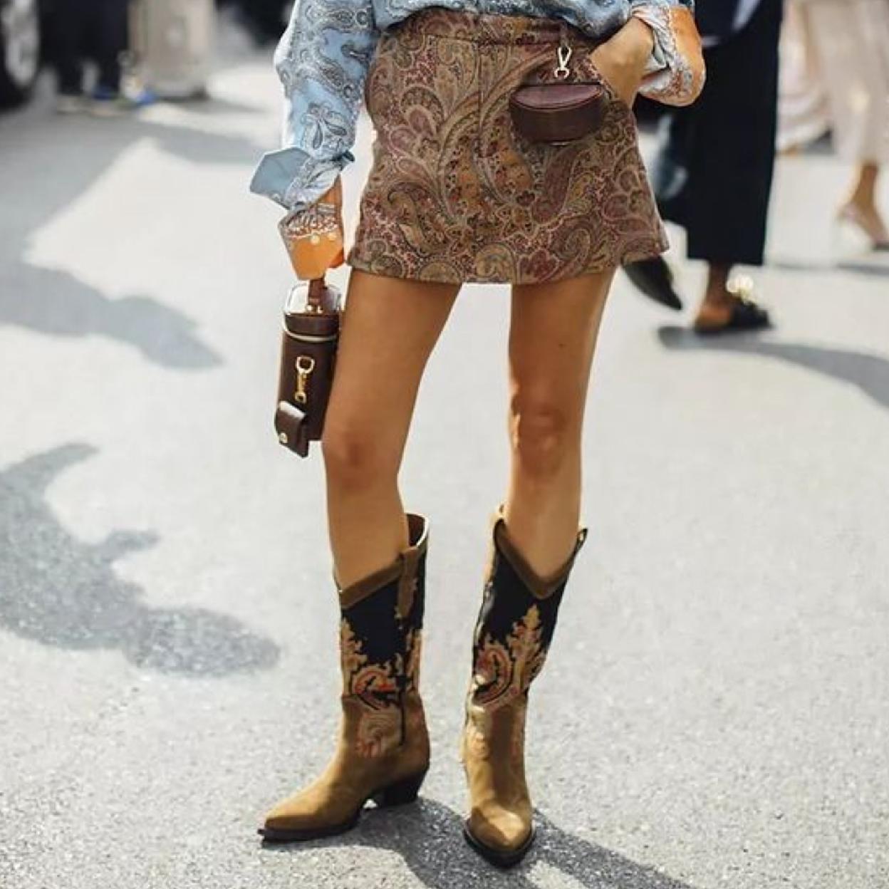Influencer con botas cowboy
