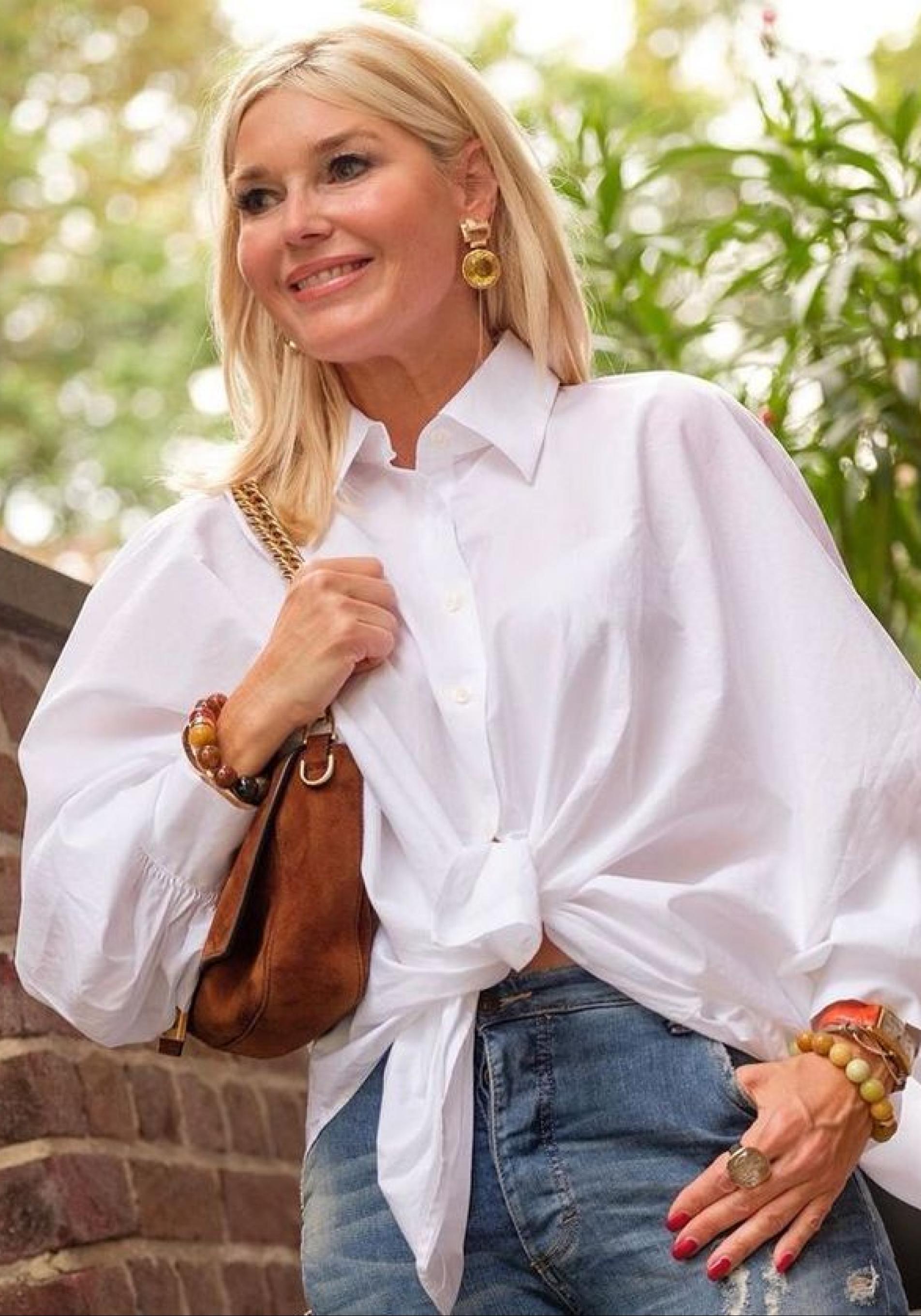 Influencer mayor de 50 con camisa blanca con mangas abullonadas