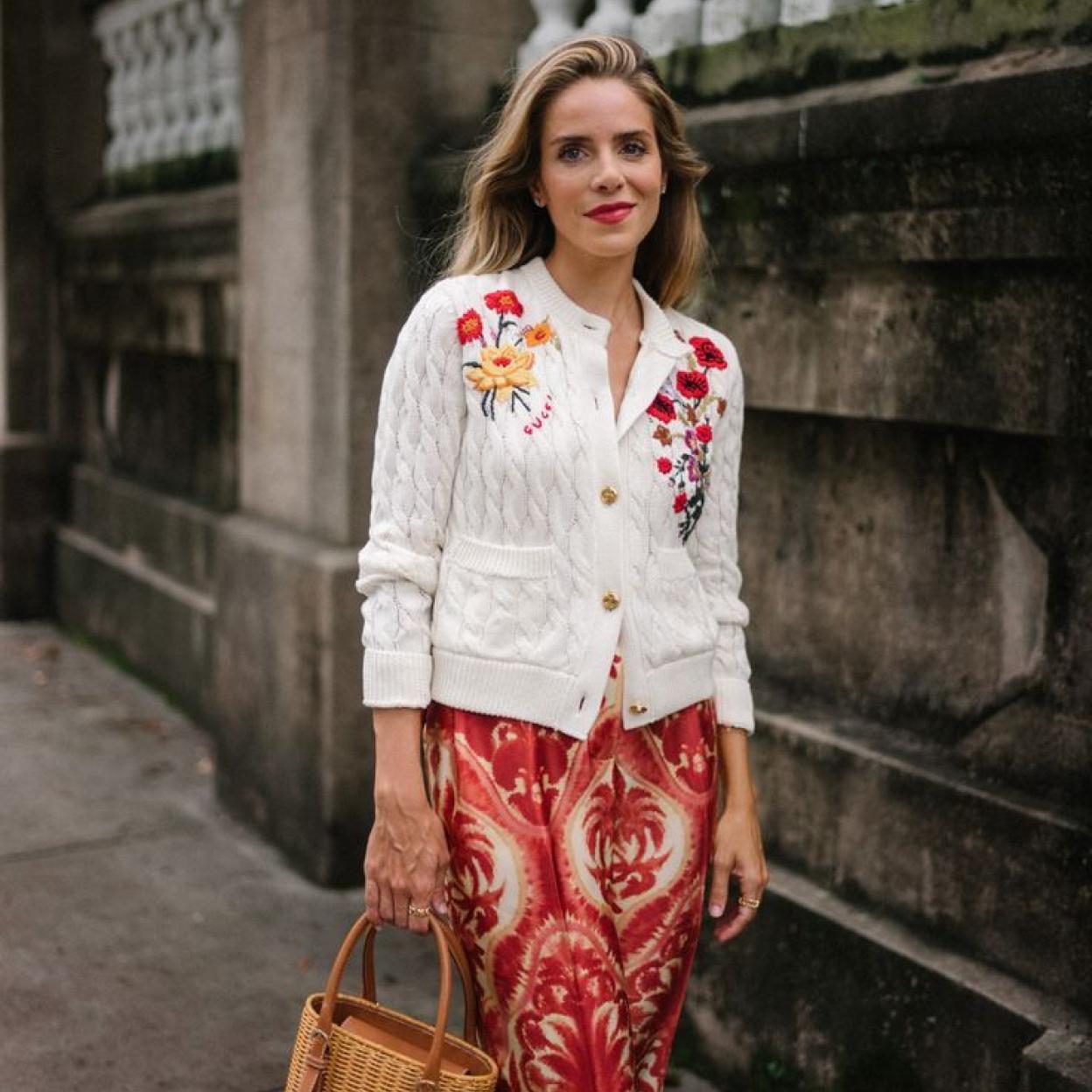 Influencer con cárdigan bordado