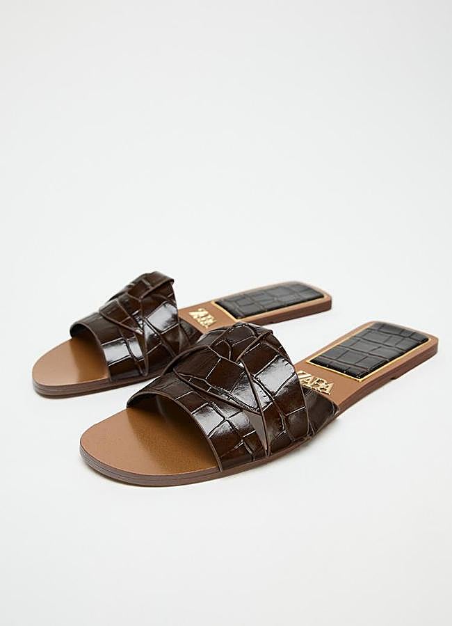 Imagen - Sandalias en marrón chocolate de Zara (29,95 euros).
