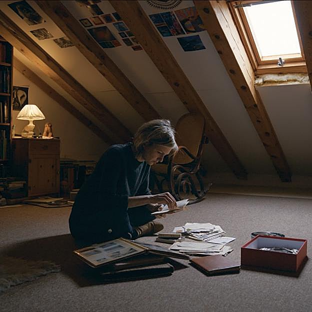 Virginia Tangvald revisando los álbumes de fotos familiares en una imagen de su documental Ghosts of the Sea, en el que lleva a la pantalla los descubrimientos familiares que narra en Los niños de altamar. 