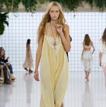 Imagen secundaria 1 - Looks en amarillo mantequilla para la primavera 2025 de Chanel, Chloé y Lacoste.