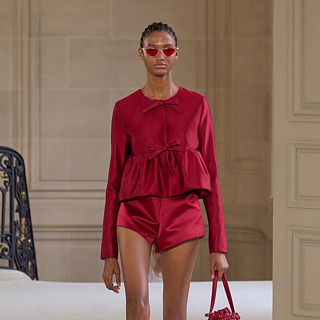 Imagen principal - Looks de Giambattista Valli, Marques'Almeida y Phillip Lim, para la primavera 2025, con péplum.