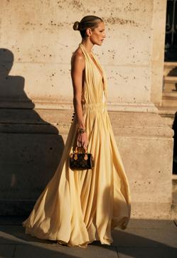 Imagen secundaria 2 - Imágenes del street style de París en las que aparecen prendas en amarillo mantequilla.