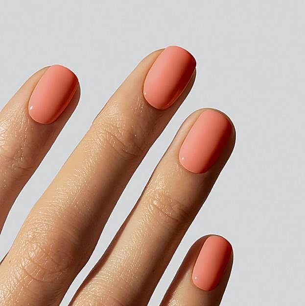 Uñas con esmalte traslúcido melocotón