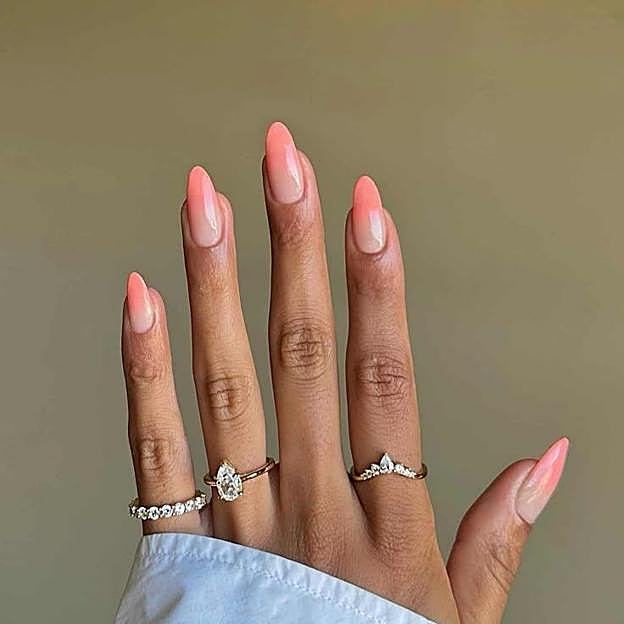 Manicura difuminada color melocotón