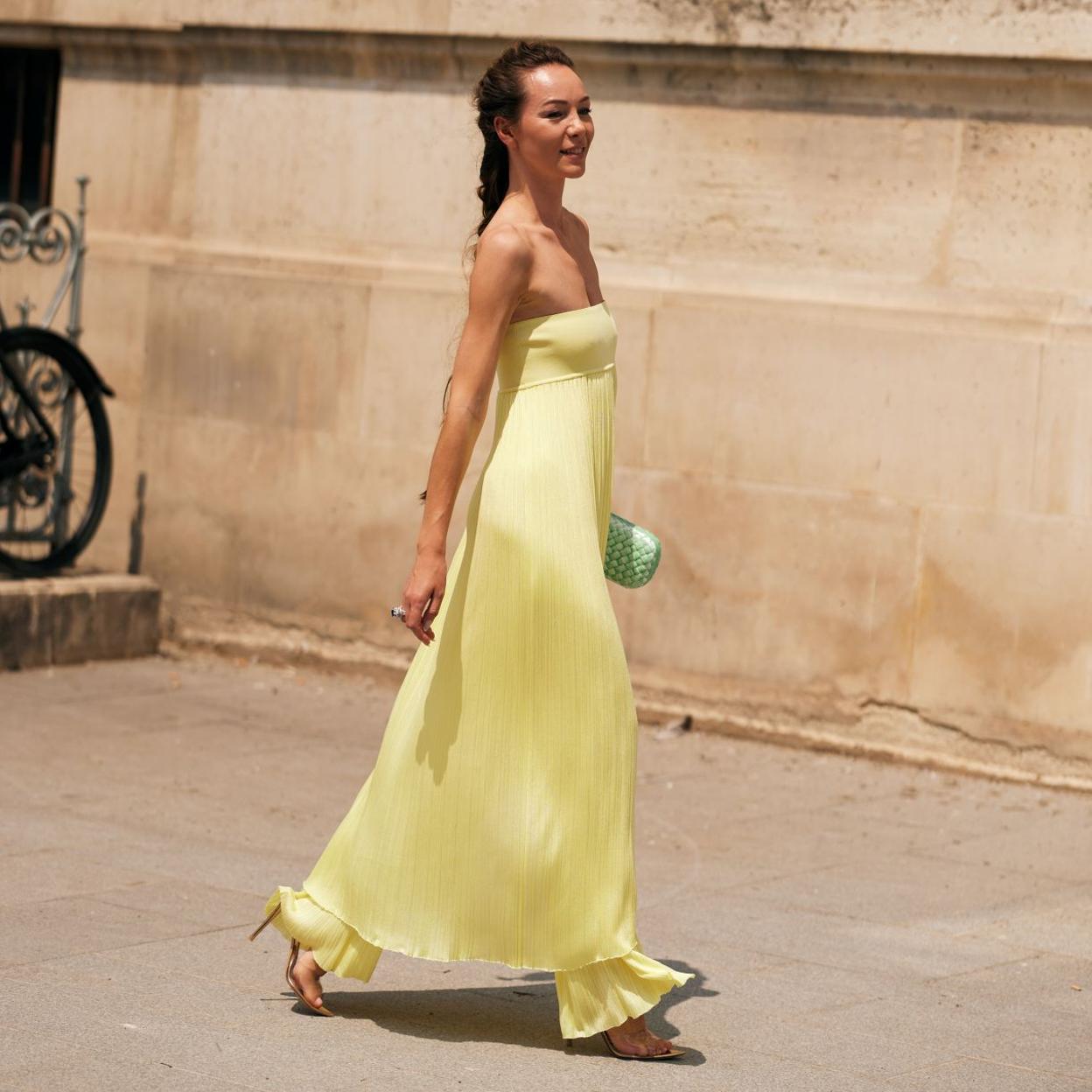 Un look de invitada con vestido amarillo.
