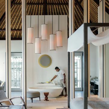 Imagen secundaria 1 - Portada del libro Cheval Blanc de Assouline e imágenes en su interior.