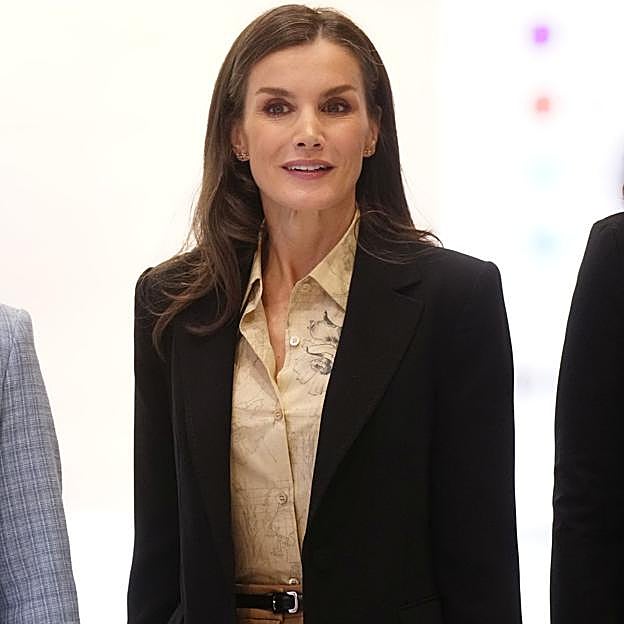 La reina Letizia estrena el look de primavera perfecto en Almería: camisa estampada y pantalones estrechos de efecto piel