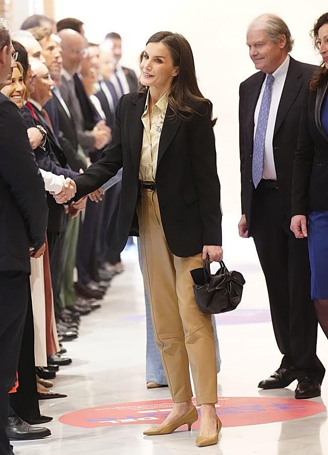 Imagen - La reina Letizia con unos pantalones efecto piel. / LIMITED PICTURES