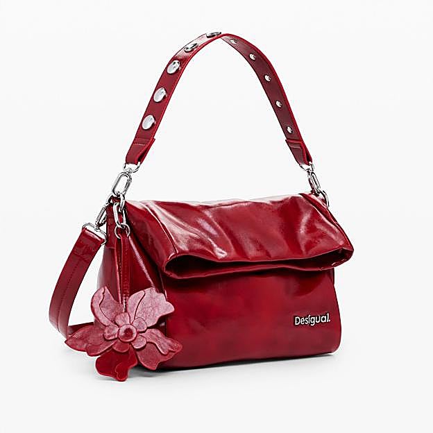 Imagen principal - Bolso solapa brillante de Desigual (69,95€)/ Jersey punto con lino de Zara (25,95€)/ Pantalón amplio de H&M (29,99€)