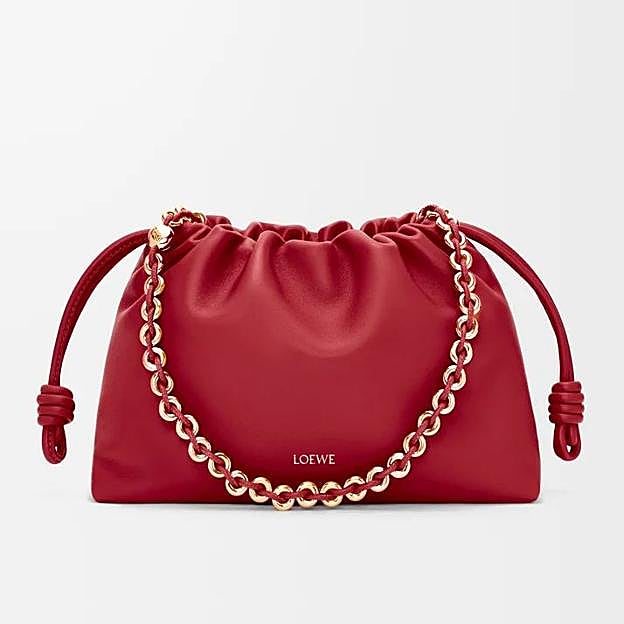 Imagen principal - Bolso Flamenco Purse mediano en piel napa de cordero de Loewe (3000€)/ Vestido midi detalle drapeado de Mango (22,99€)/ 