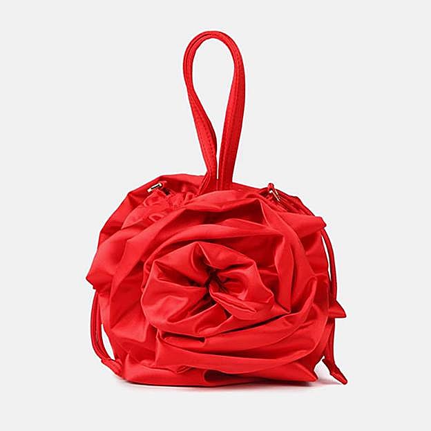 Imagen principal - Bolso flor satén de Lola Casademunt (99€ en El Corte Inglés)/ Vestido de punto de crepé con mangas escalonadas de Adrianna Papell (169€)/ Zapatos de salón rojos Risedis de Lodi (129€)
