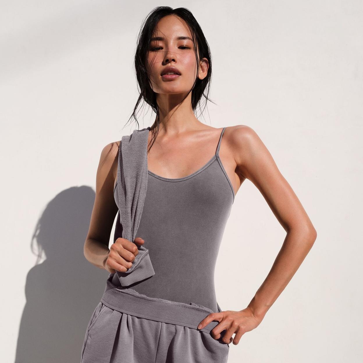 Mujer con un look deportivo. 