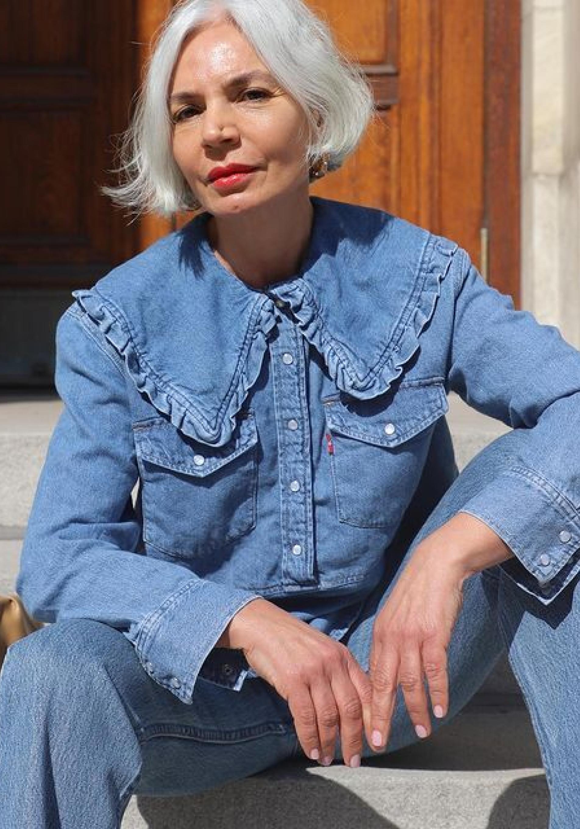 Influencer mayor de 50 años con camisa vaquera