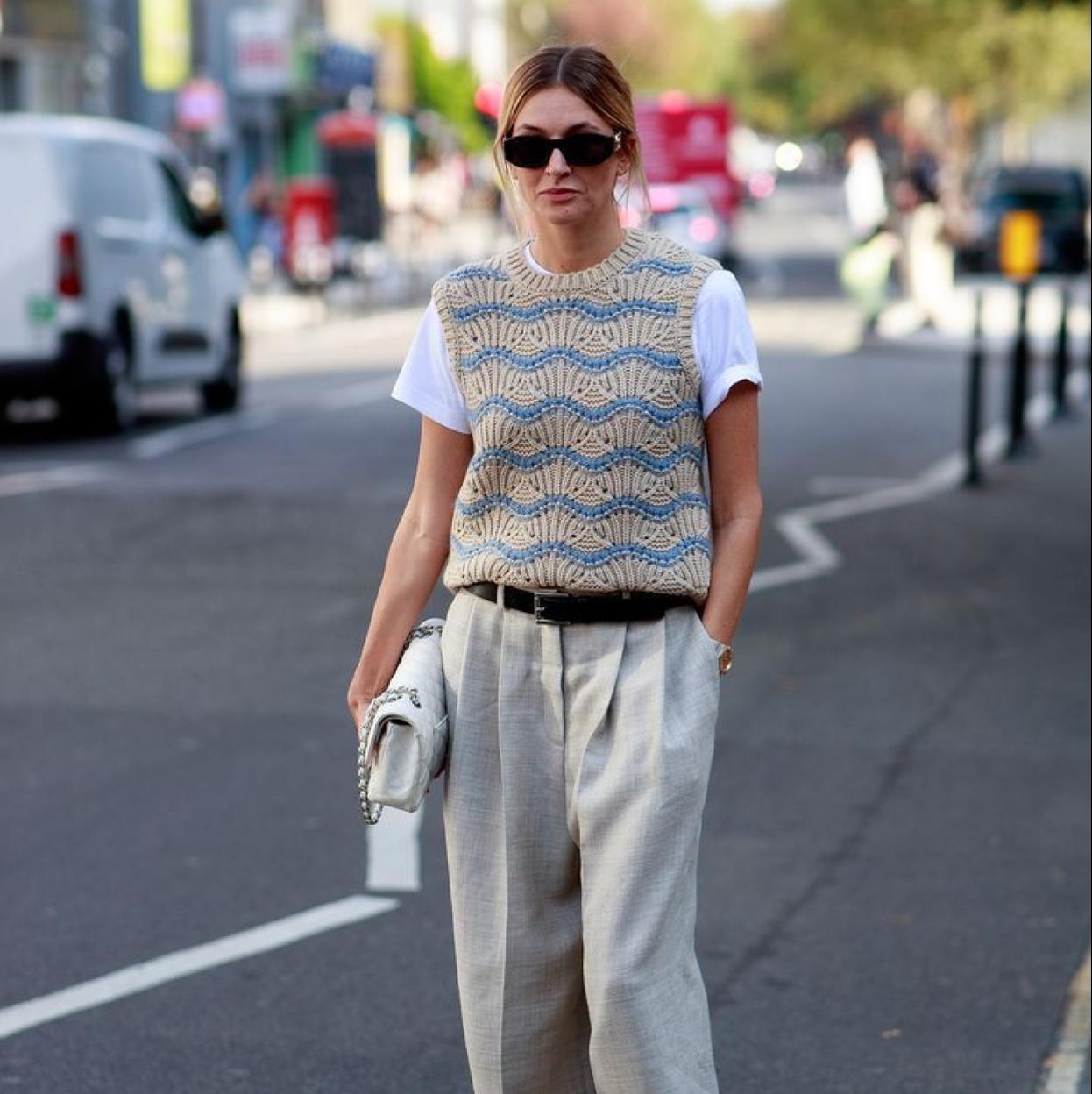 Influencer con chaleco de punto para primavera