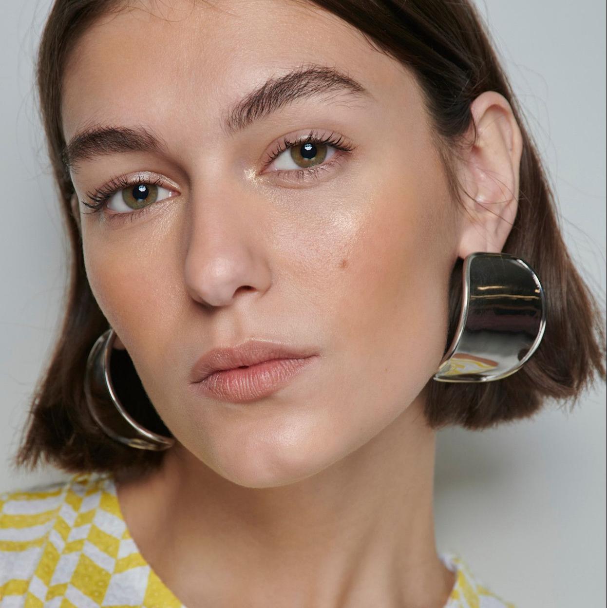 Modelo con colorete melocotón