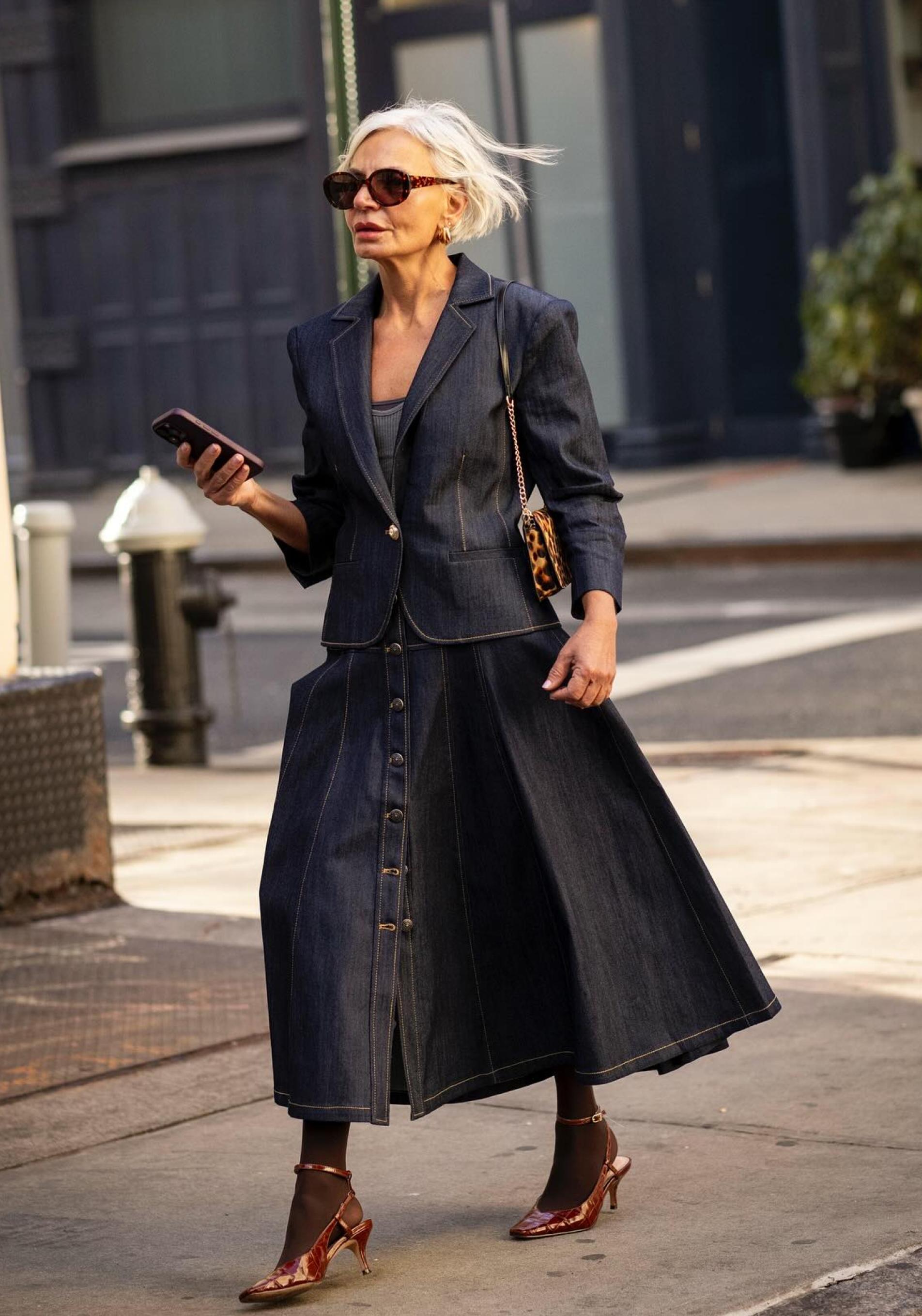 Una influencer con un total look denim.