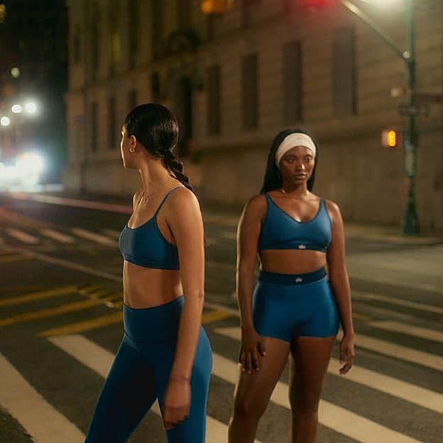 Mujeres haciendo ejercicio al aire libre. 