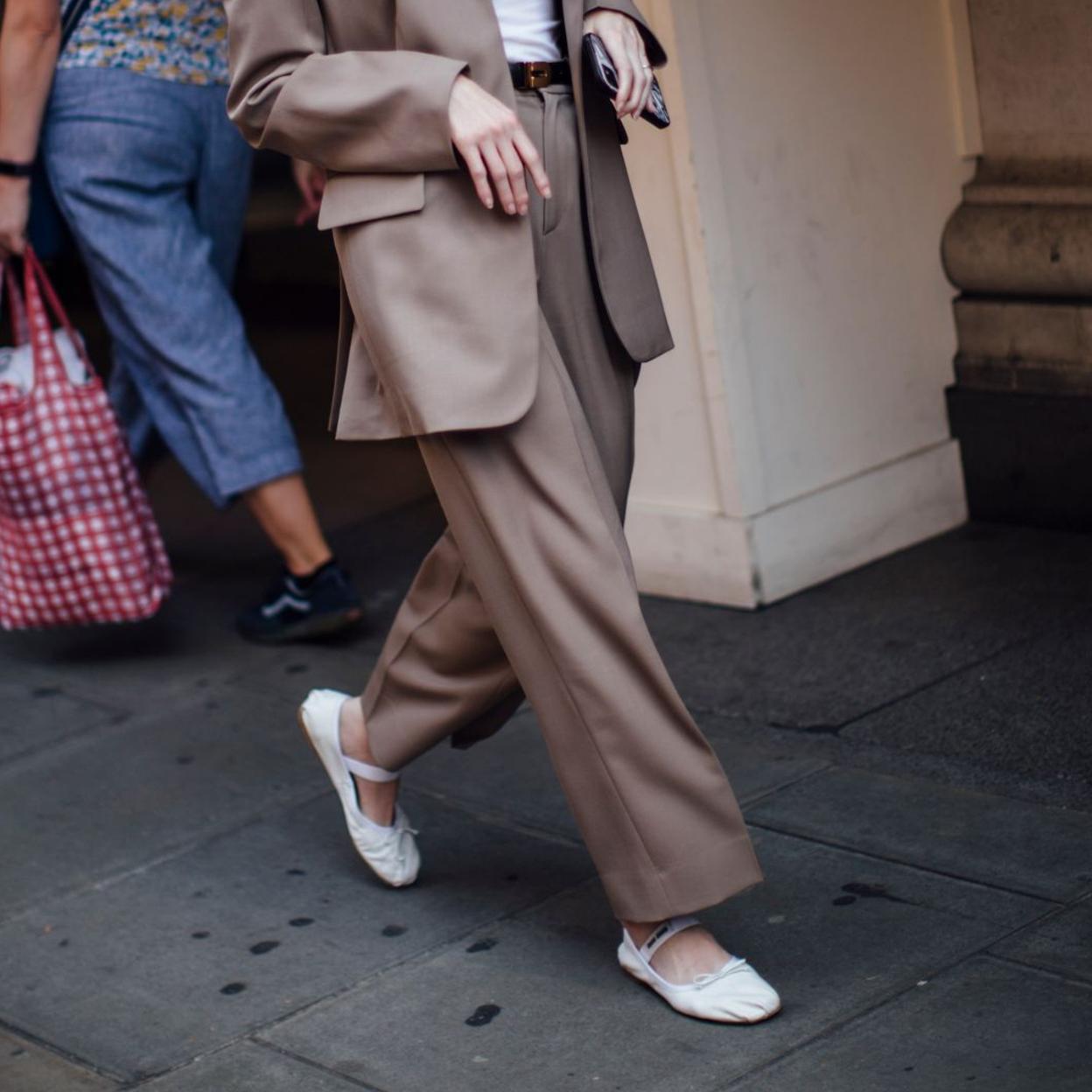 Una mujer con bailarinas flexibles.
