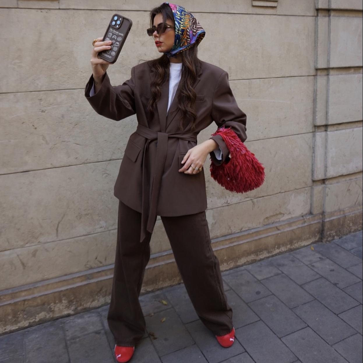 Una influencer con zapatos de Puma.