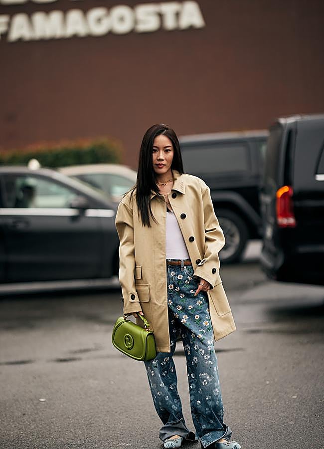 Imagen - Una mujer con pantalones estampados con margaritas en Milán. Foto: launchmetrics spotlight.