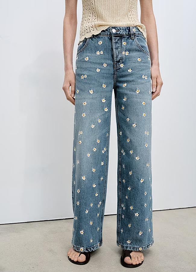 Imagen - Vaquero con detalle de margaritas de Mango (49,99 euros).