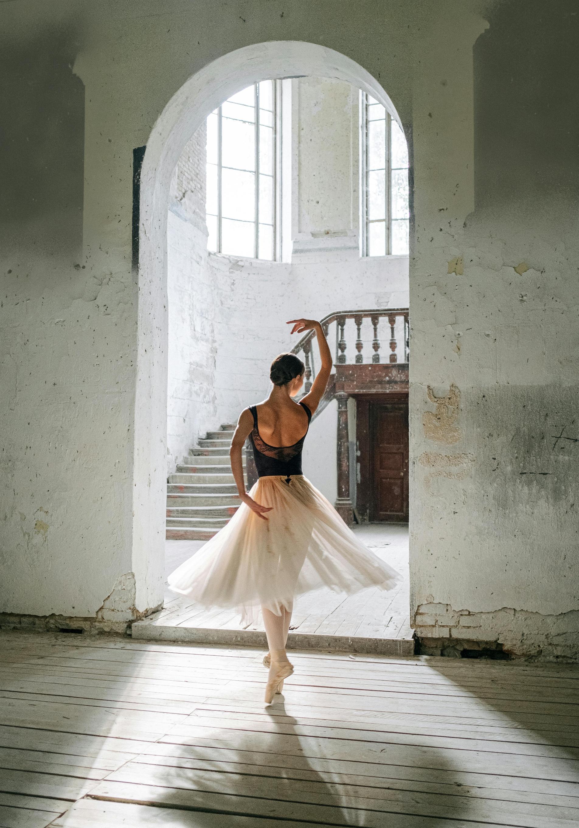 Mujer bailando ballet. 