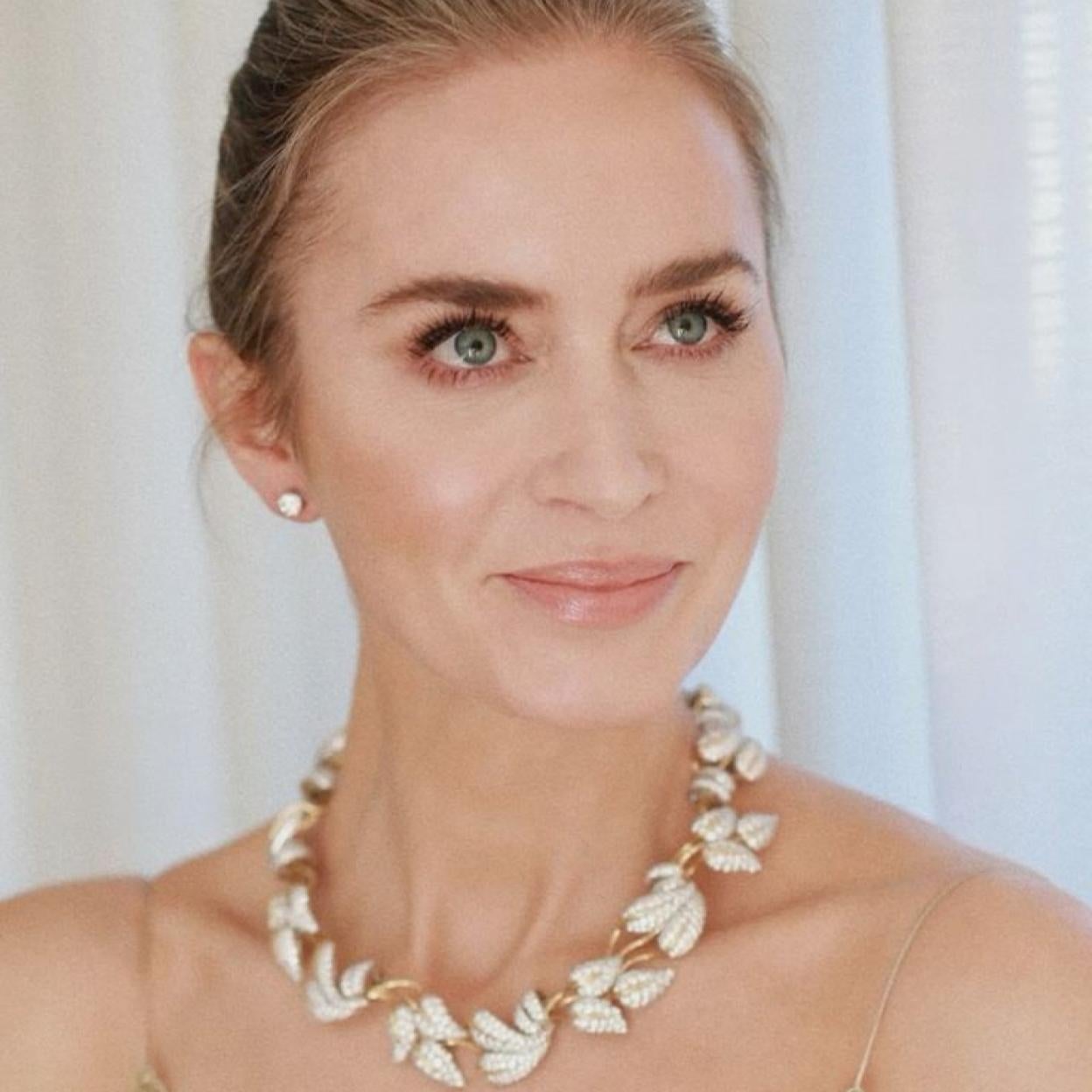 Emily Blunt con piel madura luminosa