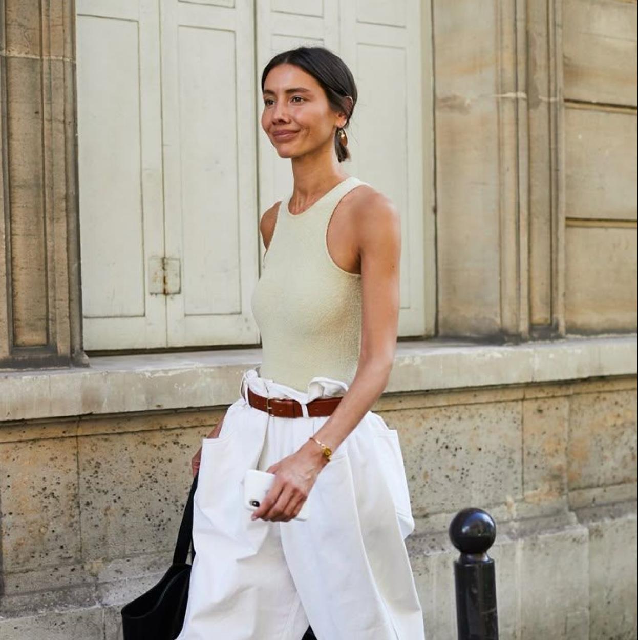 Influencer con camiseta básica tank top