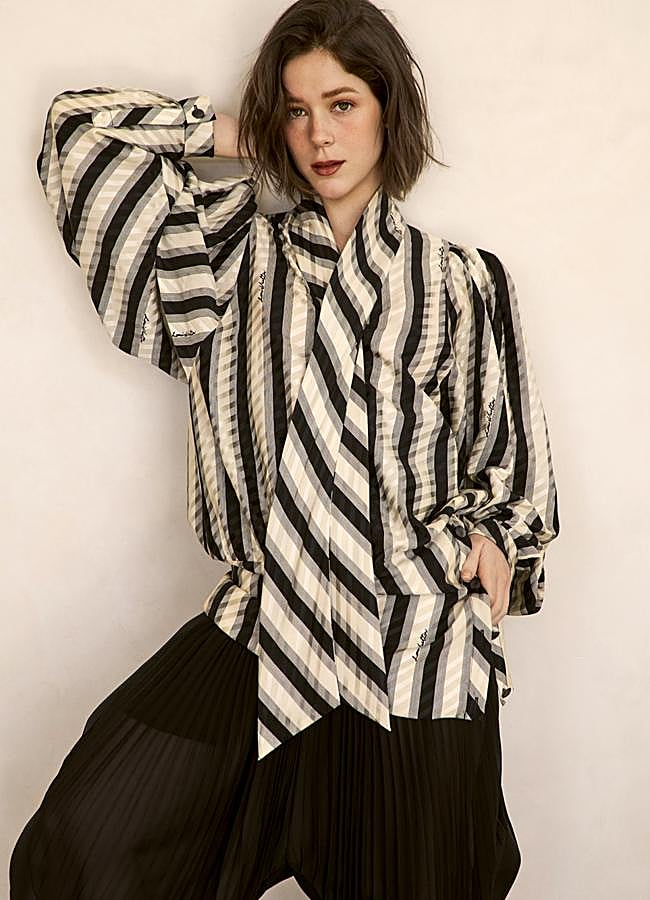 Imagen - Georgina Amorós con blusa de seda con corbata incorporada y pantalones bombacho plisados, ambos de Louis Vuitton. Fotografía: Jonathan Segade / Realización: Gervasio Pérez