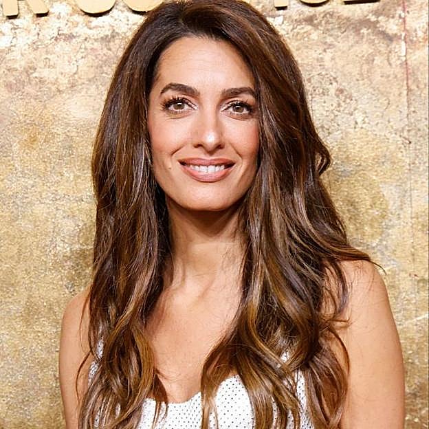 Amal Clooney con mechas woodlights en pelo moreno largo