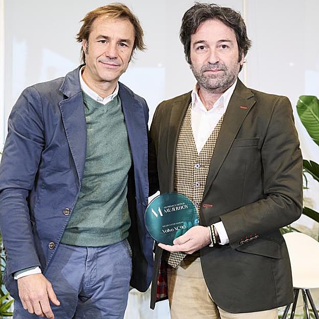 Juan Pedro Díaz Armendariz, Director General Comercial, Estrategia y Gestión Comercial de Vocento entrega el premio a Juan Carlos Muñoz, Director de Marketing de Volvo. 