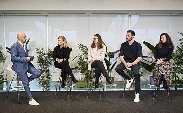 Los ponentes de la mesa redonda Marta Blázquez (Presidenta de FACONAUTO, Federación de Asociaciones de Concesionarios de Automoción) Ainhoa Garmendia (Responsable de Recarga Pública de Iberdrola), Saúl Craviotto (deportista olímpico y padre de familia numerosa) y Constanza Pasqual del Pobil, directora de comunicación de Bridgestone SWR. El periodista Pedro Berrio actuó como moderador. 