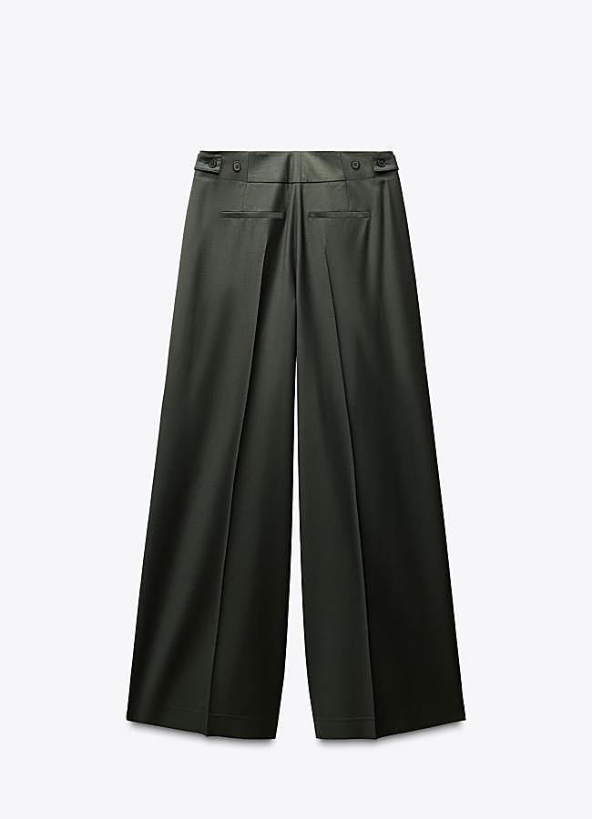 Imagen - Pantalón en verde con botones ajustables de Zara (59,95 euros).