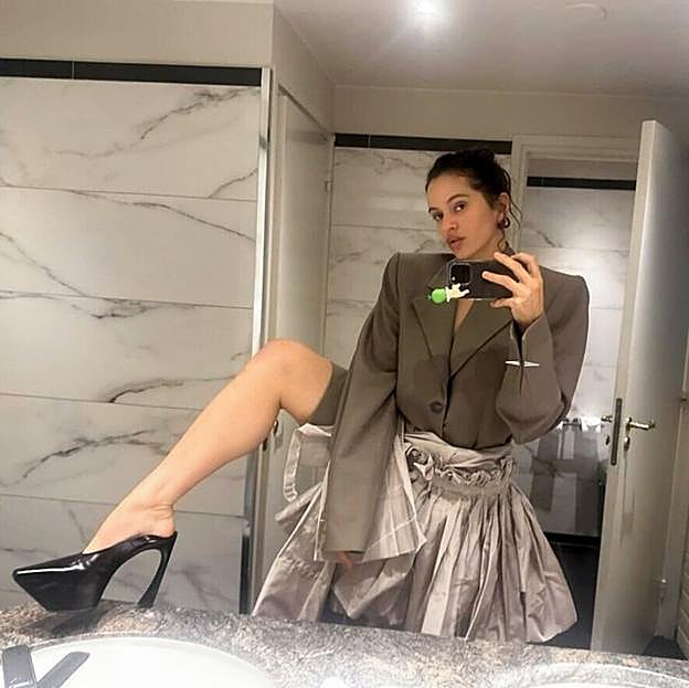 Rosalía con un Sonny Angel en su móvil.