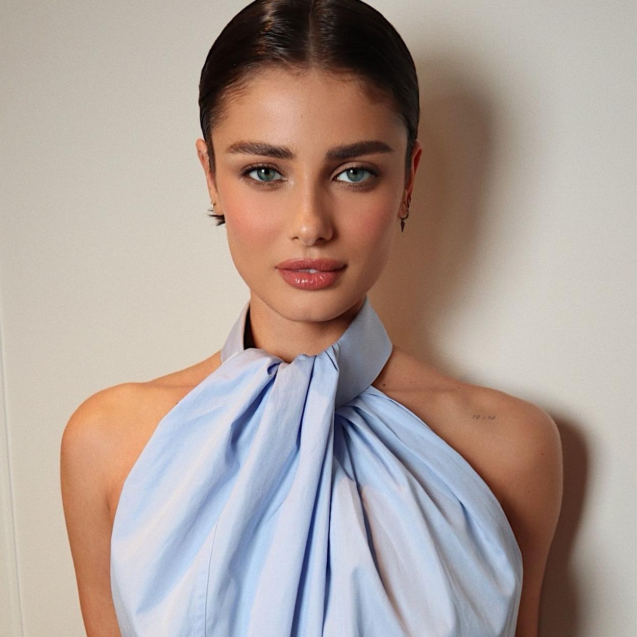 Taylor Hill con cejas densas
